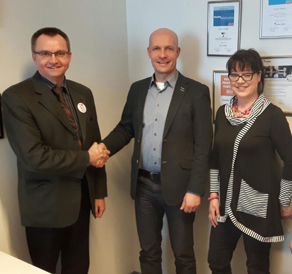 Kuopion Yrittäjien puheenjohtaja Jouni Ortju ja Savon Voiman liiketoimintajohtaja Juha Keski-Karhu vahvistivat yhteistyösopimuksen kädenpuristuksella 24.2.2017. Kuopion Yrittäjien varapuheenjohtaja Sirpa Karppi oli mukana sopimusneuvotteluissa. Kuopion Yrittäjät ja Savon Voima yhteistyöhön