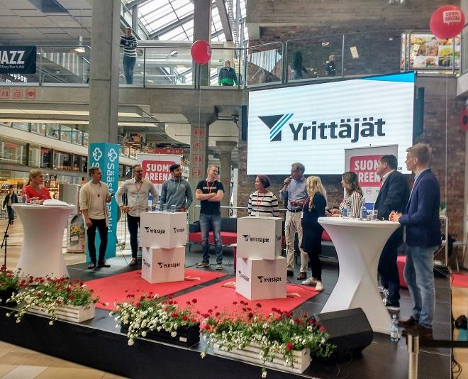 Juhani Mykkänen, Jaakko Männistö, Leo Kadieff, Petri Vilén, Mirja Lamberg, Jyrki Mäkynen, Marjo Moilanen ja Miia Virtanen kisasivat, juotaja Kirsi Alm-Siira, tuomari Jethro Rostedt ja tutkija Antti Hyrkäs loivat tunnelmaa. Kuva: Eeva Ketvel SuomiAreena Yrittäjätaistelu
