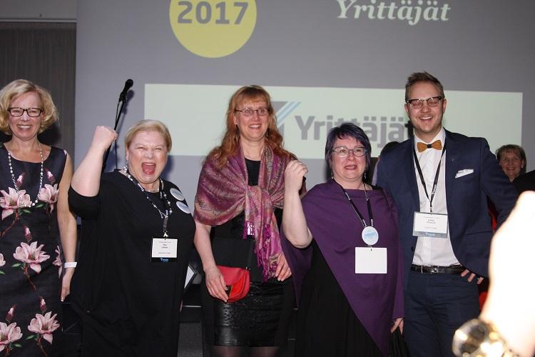 Jyvässeudun Yrittäjien puheenjohtajisto Päivi Leminen, Seija Kiiskilä ja Minna Koivuniemi voittotunnelmissa Suomen Yrittäjien varapuheenjohtajien Carita Orlandon ja Jaakko Männistön kanssa. Kuva: Jari Lammassaari. Jyvässeudun Yrittäjien puheenjohtajisto Päivi Leminen, Seija Kiiskilä ja Minna Koivuniemi voittotunnelmissa Suomen Yrittäjien varapuheenjohtajien Carita Orlandon ja Jaakko Männistön kanssa. Kuvan otti Jari Lammassaari.