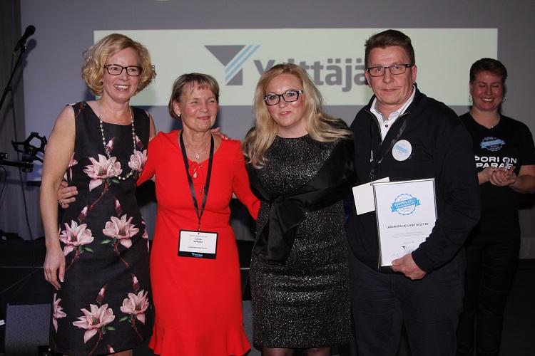 Lääkäripalveluyritysten Carola Valkama ja Ismo Partanen saivat Vuoden toimialajärjestö -palkinnon Suomen Yrittäjien varapuheenjohtajilta Carita Orlandolta ja Nina Rasolalta. Kuva: Jari Lammassaari Lääkäripalveluyritysten Carola Valkama ja Ismo Partanen saivat Vuoden toimialajärjestö -palkinnon Suomen Yrittäjien varapuheenjohtajilta Carita Orlandolta ja Nina Rasolalta. Kuvan otti Jari Lammassaari