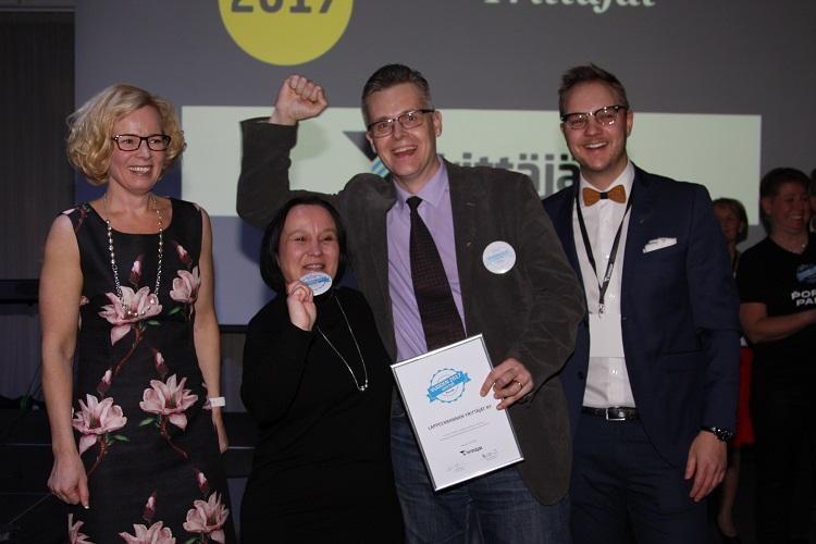 Vuoden viestijyys lämmitti Etelä-Karjalan Yrittäjien puheenjohtajan Minna Kokin ja Lappeenrannan Yrittäjien puheenjohtajan Sami Hännisen mieltä. Suomen Yrittäjien varapuheenjohtajat Carita Orlando ja Jaakko Männistö onnittelivat. Kuva: Jari Lammassaari Vuoden viestijä -palkinto lämmitti Etelä-Karjalan Yrittäjien puheenjohtajan Minna Kokin ja Lappeenrannan Yrittäjien puheenjohtajan Sami Hännisen mieltä. Suomen Yrittäjien varapuheenjohtajat Carita Orlando ja Jaakko Männistö onnittelivat.