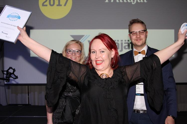 Mustasaaren Yrittäjien puheenjohtaja Maria Norrlin-Asplund tuuletti voittoa. Suomen Yrittäjien varapuheenjohtajat Nina Rasola ja Jaakko Männistö onnittelivat. Kuva: Jari Lammassaari. Mustasaaren Yrittäjien puheenjohtaja Maria Norrlin-Asplund tuuletti voittoa. Suomen Yrittäjien varapuheenjohtajat Nina Rasola ja Jaakko Männistö onnittelivat. Kuvan otti Jari Lammassaari.