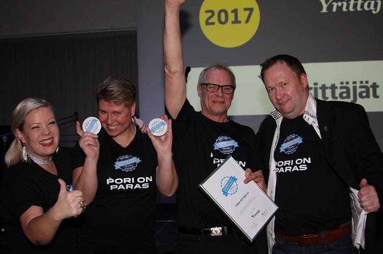 Nina Huhtamäki, Niina Etelätalo-Niemi, Jari Taimi ja Jukka Hurrila Porin Yrittäjistä riemuitsivat palkinnosta. Kuva: Jari Lammassaari. Nina Huhtamäki, Niina Etelätalo-Niemi, Jari Taimi ja Jukka Hurrila Porin Yrittäjistä riemuitsivat palkinnosta. Kuvan otti Jari Lammassaari.