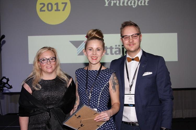 Suomen Yrittäjien varapuheenjohtajat Nina Rasola ja Jaakko Männistö luovuttivat Vuoden paras alle sadan jäsenyrityksen paikallisyhdistys -palkinnon Vimpelin Yrittäjien puheenjohtajalle Susanna Korkiatuvalle. Kuva: Jari Lammassaari. Vimpelin Yrittäjien puheenjohtaja Susanna Korkiatupa sai Vuoden paras alle sadan jäsenyrityksen paikallisyhdistys -palkinnon Suomen Yrittäjien varapuheenjohtajilta Nina Rasolalta ja Jaakko Männistöltä. Kuvan otti Jari Lammassaari.