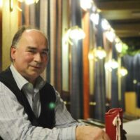 Yrittäjä Auvo Puurtinen viettää joulua perhepiirissä Juvalla, mutta käy päivittäin myös hotellillaan.