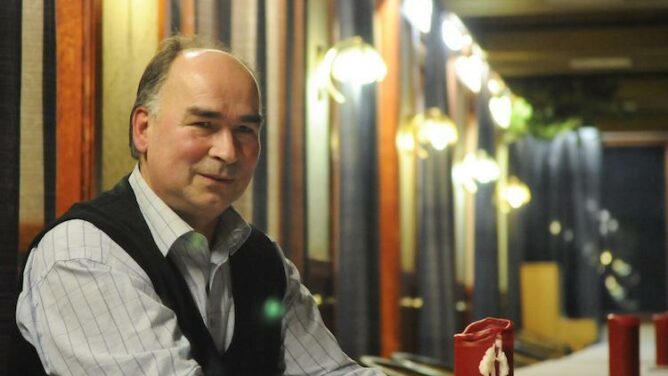 Yrittäjä Auvo Puurtinen viettää joulua perhepiirissä Juvalla, mutta käy päivittäin myös hotellillaan.