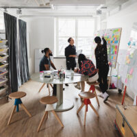 Henkilöt kokoustilassa