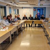 Myrskylän Yrittäjien kevätkokouksen osallistujia palotallilla.