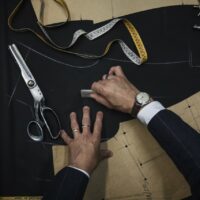 Yrittäjien brändikuvassa räätäli tekee vaatteita.