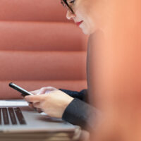 Yrittäjä tietokoneen ääressä.