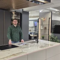 Yrittäjä Lauri Kylväjä Keittiökauppa Kylväjän showroomissa Lielahdessa Tampereella