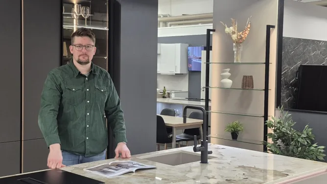 Yrittäjä Lauri Kylväjä Keittiökauppa Kylväjän showroomissa Lielahdessa Tampereella