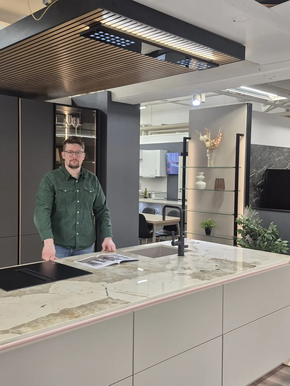 Yrittäjä Lauri Kylväjä Keittiökauppa Kylväjän showroomissa Lielahdessa Tampereella