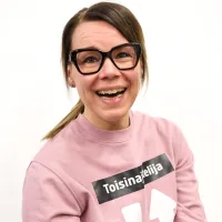 Sanna hymyilee kameralle ja nauraa.