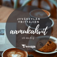 Kaksi kahvia ja pari keksiä kuvassa