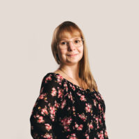 Minna Ikonen seisoo kuvassa