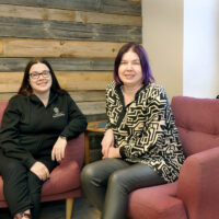 Marisanna Ahola ja Katja Ahola istuvat Hotelli Rakuunan loungessa