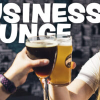 Business Loungessa kaksi henkilöä kilistävät juomiaan