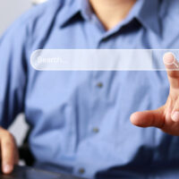 Asiakas hakee tietoa Google My Business -sivulta.