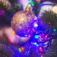 Koristeellinen kuva joulukuusesta