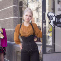 Tiina Rikala on erikoistunut lateksivaatteisiin