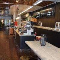 Iloisen pojan Street food bar, tiski
