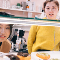 Kahvila Momochi ja yrittäjät Kelly ja Lulu