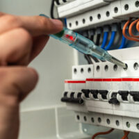 Entä jos sähkökatko rikkoo yrityksen laitteita?