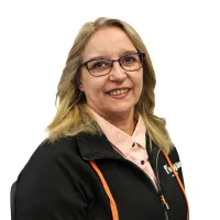 Minnalla on silmälasit ja katsoo kameraan ja hymyilee.