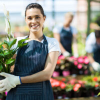 Kukkakaupassa töissä oleva nainen