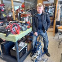 Reijo Turpeisen äijäkirppikselle on koottu muun muassa työkaluja sekä vanhoja stereoita ja kameroita.