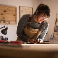 nainen työskentelee