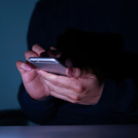 Kaksi yrittäjää kertoo kamppailleensa kolmen vuoden ajan lopettaakseen heihin kohdistuneen nettihäiriköinnin, jonka takana on sama henkilö.