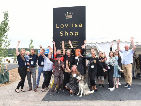 LoviisaShopin yrittäjiä kyltin ja teltan edessä