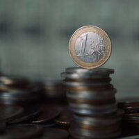 Yrittäjän podcastin kevätkauden viimeisessä jaksossa keskustellaan koroista, inflaatiosta ja talouden näkymistä yrittäjien kannalta. Tilannetta arvioi Suomen Yrittäjien pääekonomisti Juhana Brotherus.