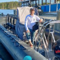 RIB Saimaan yrittäjä Heikki Väisänen kuljettaa pitsat mökkiläisille vesijetillä