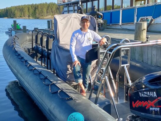RIB Saimaan yrittäjä Heikki Väisänen kuljettaa pitsat mökkiläisille vesijetillä
