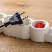 Asiantuntija neuvoo, miten voit suojautua jännitepiikeiltä.