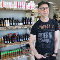 Hiusalalalla toimiva yrittäjä kannustaa muita yrittäjiä seuraamaan tunnuslukuja.