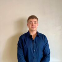 Yksinyrittäjä kuljettaa tuotteita asiakkaille vaikka keskellä yötä