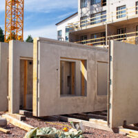 Rakennusalalla pieniä valon merkkejä