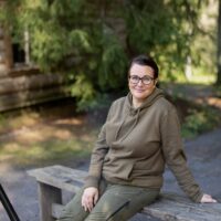 Yrittäjän podcastin vieraana palkitun Korsuretket Oy:n yksinyrittäjä Sanni Luomahaara