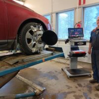 Pieni korjaamoyrittäjä ei haikaile sähköautojen perään
