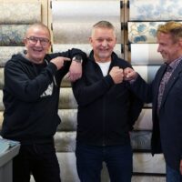 Kuopion Yrittäjien puheenjohtaja Janne Seppälä ja Meklaripaja Savon toimitusjohtaja Jukka Salmi onnittelivat Esko Tikkasta.