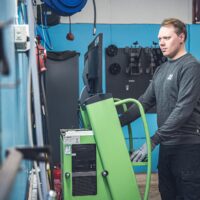 Korjaamoyrittäjä kertoo, mitä sähköautojen huoltaminen vaatii