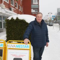 Seppo Huttunen on työskennellyt valokuvien parissa pian 50 vuotta. Hänen mukaansa ”kylätiellä”, eli Riihimäen keskustan Hämeenkadulla on usein valitettavan rauhallista.