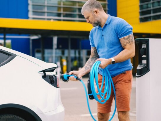 Käytettyjen sähköautojen kaupassa syynätään akkutakuuta