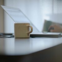 Pitkästä koronasta kärsivä yrittäjä taistelee vakuutusyhtiötä vastaan