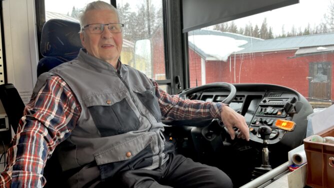 Yksinyrittäjä Matti Sallisen kesä kului kauppa-autin ratissa.