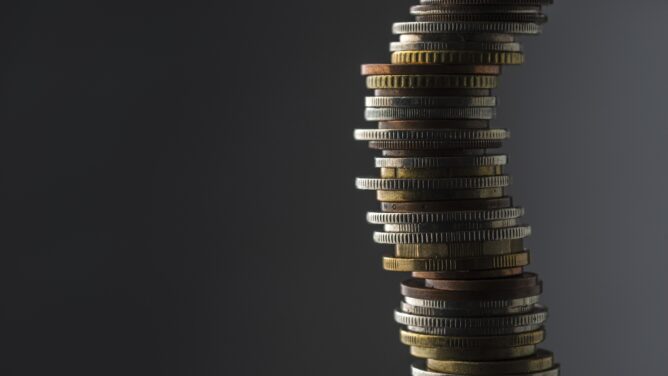 Yritykset peruvat investointejaan ja odottavat korkojen laskua